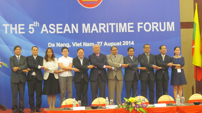 Các đại biểu trao đổi bên lề diễn đàn