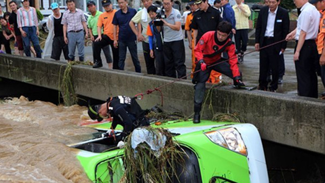 Chiếc xe buýt bị lũ cuốn trôi 