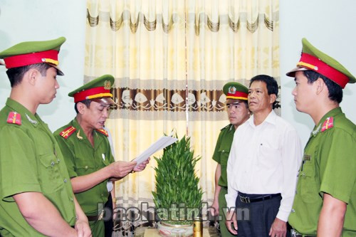 Cơ quan điều tra đọc lệnh bắt tạm giam ông Trần Ngọc Sơn. Ảnh: Báo Hà Tĩnh