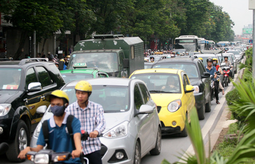 Ùn tắc kéo dài trên đường Xuân Thủy sáng nay. Ảnh: Bá Đô.