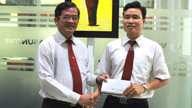 Ông Huỳnh Văn Sĩ khen thưởng hành động trung thực của tái xế Đinh Xuân Tình