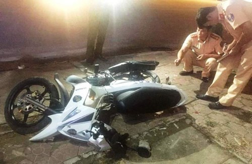 Chiếc xe công vụ của CSGT bị tài xế xe ben tông ngã. Ảnh: CL