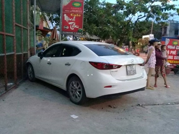 Xe ô tô "điên" gây tai nạn.