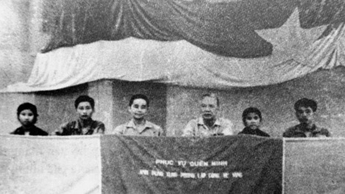 Bà Loan (thứ 2 từ phải qua) trong Đại hội Chiến sĩ Thi đua dũng sĩ Thanh niên xung phong lần 2.