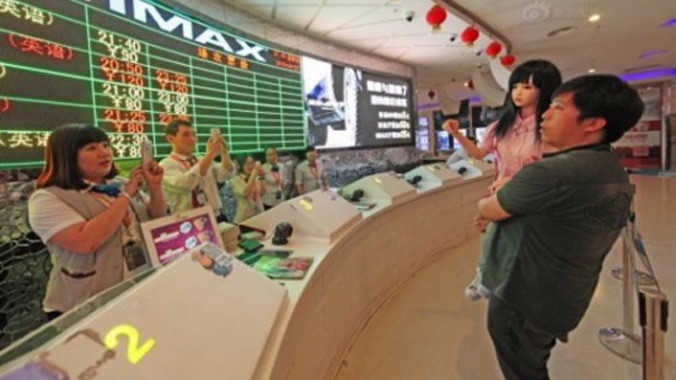 Ngày nọ tình cờ lướt web, Song Bo gặp và mua một con búp bê kích cỡ như một bé gái thật, cảm thấy yêu "con bé" ngay khi nó được gửi về nhà. 