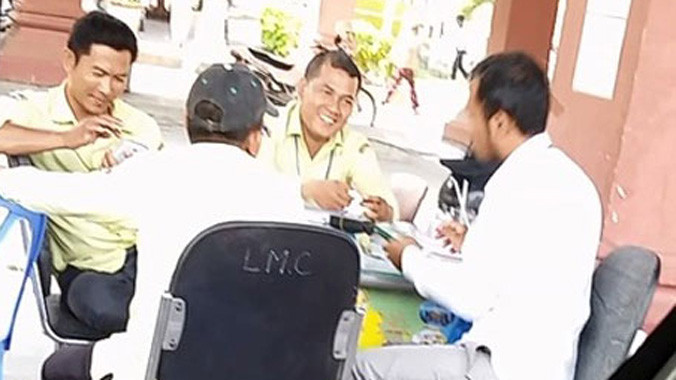 Nhân viên sòng Lasvegas ngồi đón khách tại cửa khẩu để phát vé lucky.