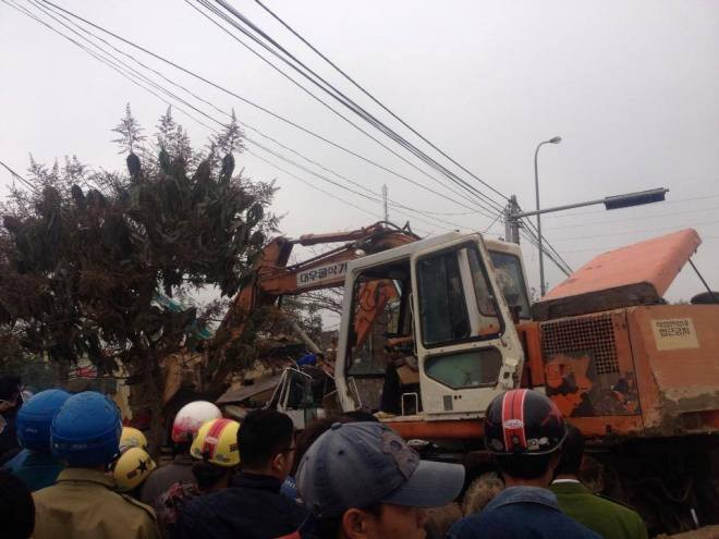 Xe cẩu kéo đổ cổng nhà văn hoá, ba người chết 