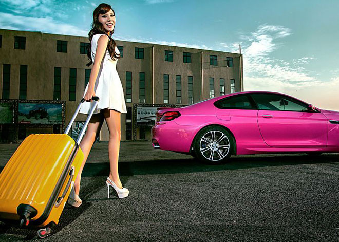 Mỹ nữ khoe chân dài hun hút bên xế hộp màu hồng