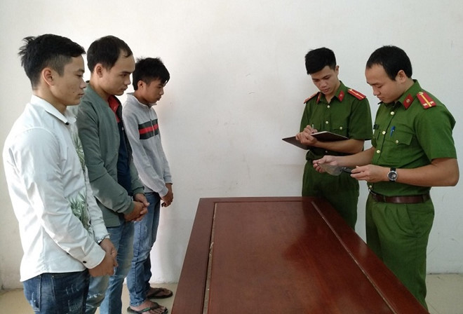 Trần Quyết Thắng (áo trắng) tại cơ quan công an. Ảnh: C.A.