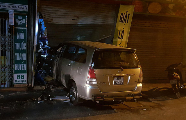 Hiện trường vụ xe tông cửa tiệm giặt là lúc nửa đêm