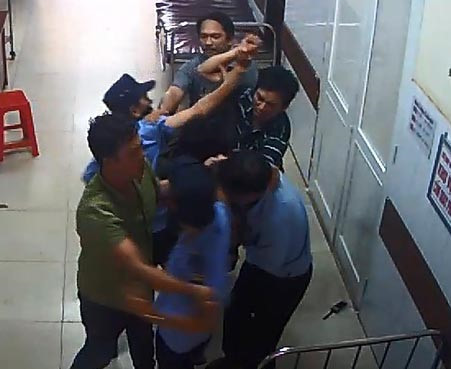 Anh T. lao vào hành hung bảo vệ bệnh viện khi đưa vợ đi cấp cứu. Ảnh: Cắt từ clip