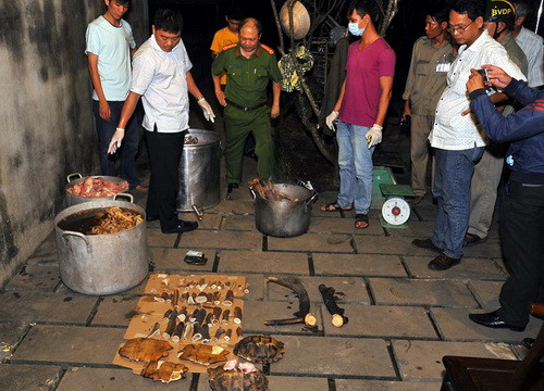 Tang vật nấu cao hổ được cảnh sát thu giữ