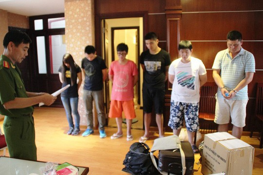 Công an TP.HCM đọc lệnh bắt một nhóm lừa qua điện thoại