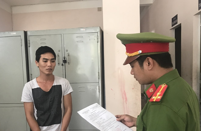 Công an đọc lệnh bắt đối với nghi can