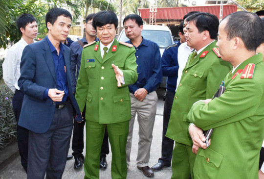 Đại tá Khương Duy Oanh, Phó giám đốc Công an tỉnh Thanh Hóa (giơ tay) cho biết công an chưa có thông tin chính thức do vụ án có nhiều tình tiết phức tạp