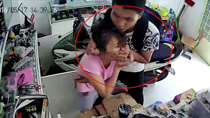 Cô gái tung cửa thoát khỏi tên cướp lúc bị khống chế