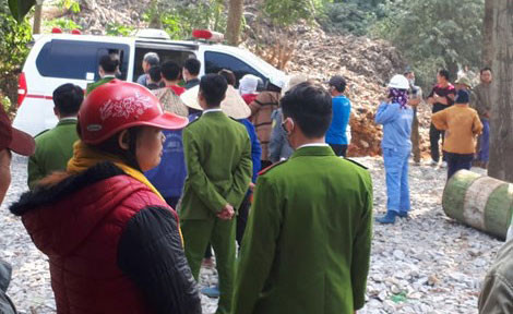 Cơ quan điều tra tiến hành khám nghiệm hiện trườn