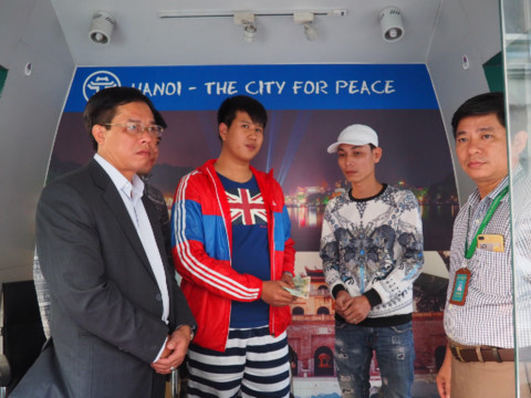 Du khách Rungvit Tuitemwong nhận lại tiền cước taxi bị lái xe "chặt chém"