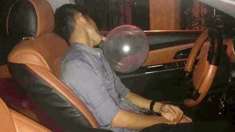 Người dân chụp được ảnh khi thanh niên này dừng xe lại