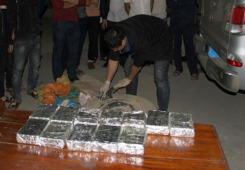 Lực lượng chức năng kiểm tra ôtô chứa ma túy