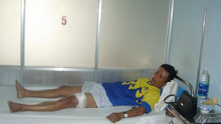 Trung tá Dũng đang điều trị vết thương tại bệnh viện