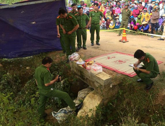 Cơ quan chức năng khám nghiệm hiện trường nơi phát hiện thi thể bà Phúc