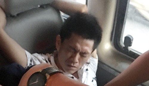 Phúc bị đặc nhiệm còng tay xe ôtô. Ảnh: Công an cung cấp