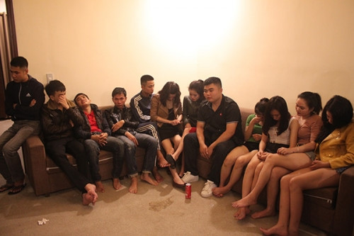 Nhóm người có biểu hiện sử dụng ma túy được đưa về trụ sở công an. Ảnh: Zing