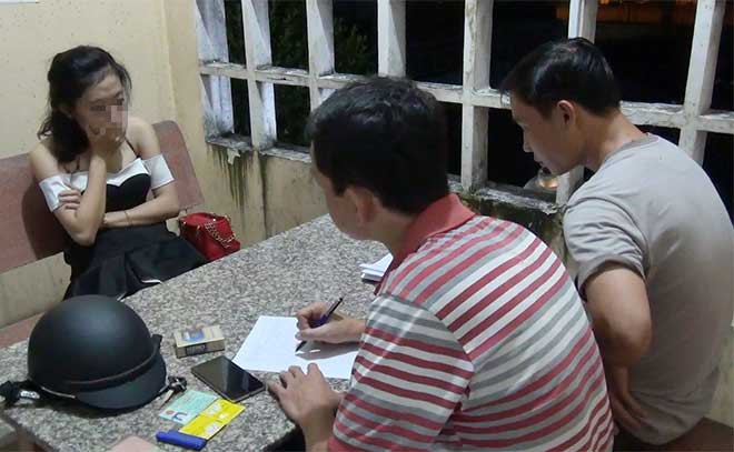 Lực lượng chức năng lấy lời khai của gái bán dâm