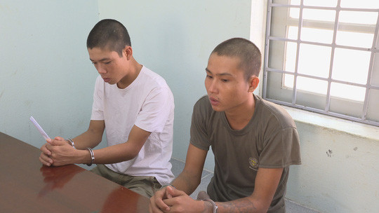 Huấn và Huy tại cơ quan công an