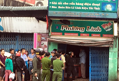 Cảnh sát khám nghiệm hiện trường cửa hàng điện thoại bị cháy