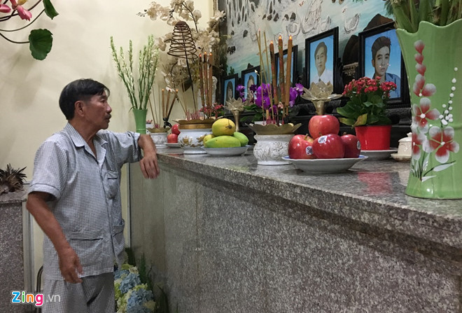 Ông Dinh thất thần bên bàn thờ đặt di ảnh của 6 người thân