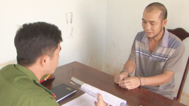 Đối tượng Thảo tại cơ quan công an cùng tang vật