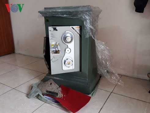 Két sắt nhà ông Sơn bị Doanh dùng búa đinh phá hư hỏng