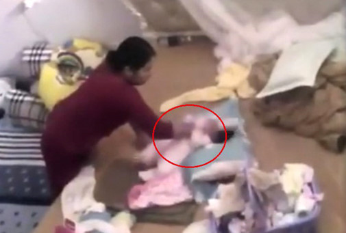 Người giúp việc hành hạ bé gái. Ảnh cắt từ clip