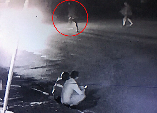 Ông Khoa (khoanh đỏ) xuống xe ở bên phải đường theo hướng Bắc - Nam, đi sang đến phần đường ưu tiên hướng Nam - Bắc thì bị xe khách tông trúng. Ảnh: Công an cung cấp.