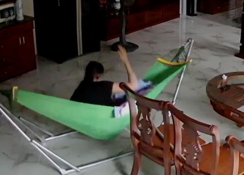 Hành động bà Lý quá tay với bé bốn tháng tuổi. Cắt từ video