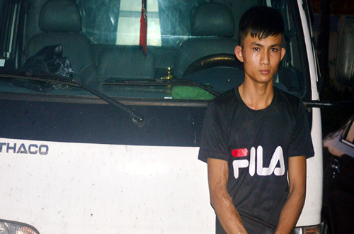 Nghi can Dũng bên chiếc xe tải dùng chở đồ ăn trộm
