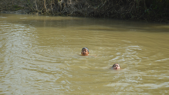Kinh ngạc bé gái 3 tuổi có khả năng bơi như rái cá