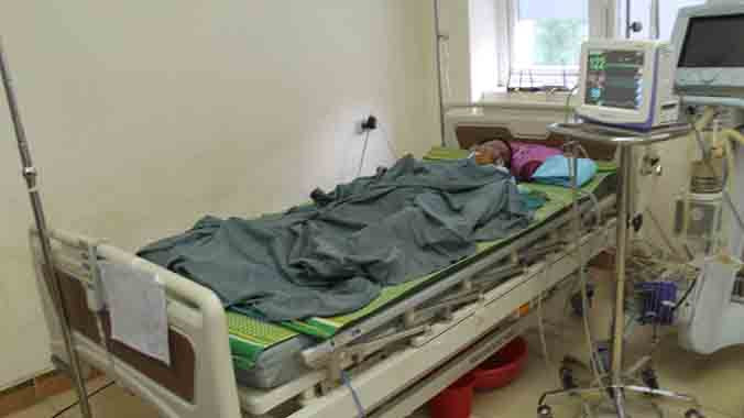 Cháu Long đang nằm tại Bệnh viện sản nhi Nghệ An. Ảnh: Văn Bình.