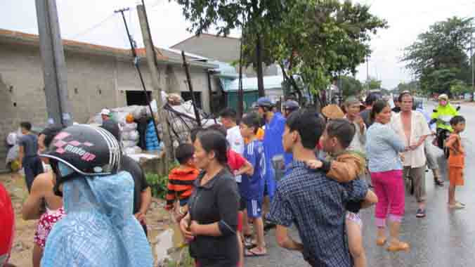 Nhiều người dân hiếu kỳ theo dõi sự việc.