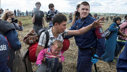 Cảnh sát Hungary và người tị nạn.