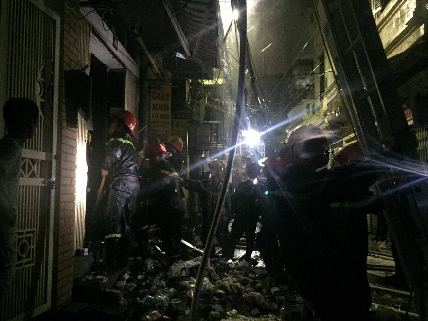 Lực lượng chức năng có mặt tại hiện trường chữa cháy.