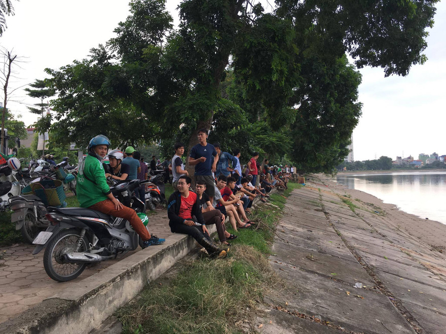 Nhiều người dân tập trung ven hồ theo dõi sự việc.