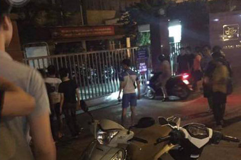 Nhiều người đến theo dõi sự việc.