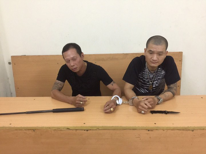 Các đối tượng xăm trổ mang theo vũ khí như dao, dùi cui khi tham gia giao thông bị phát hiện.