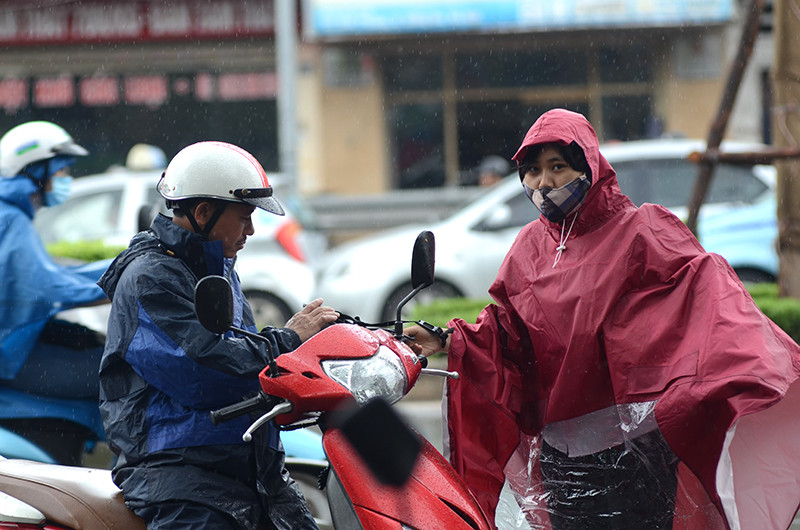 Ghi nhận tại điểm thi ĐH Bách khoa (Hà Nội), các thí sinh và người nhà đến làm thủ tục dự thi trong cơn mưa lớn.