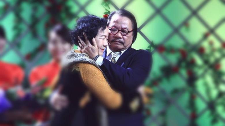 Hình ảnh NSUT Bùi Cường ôm chặt lấy bạn diễnNSUT Đức Lưu khiến không ít người rưng rưng xúc động.