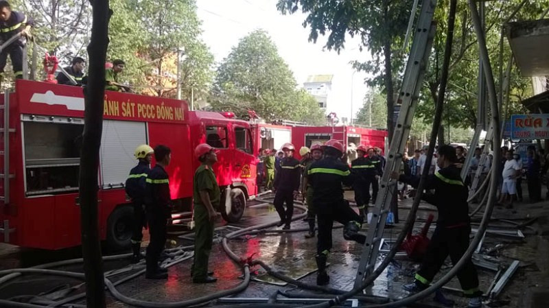 Lực lượng PCCC tại hiện trường vụ cháy.