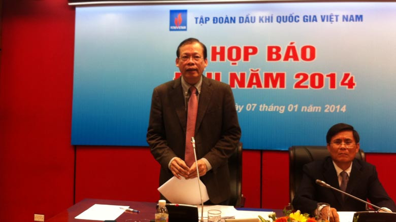 Ông Phùng Đình Thực (người đứng) tại một buổi họp báo